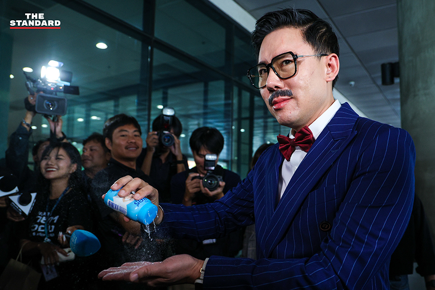 ษิทรา เบี้ยบังเกิด หรือ ‘ทนายตั้ม’ ในชุดนักสืบ เดินทางมายังอาคารรัฐสภา 3