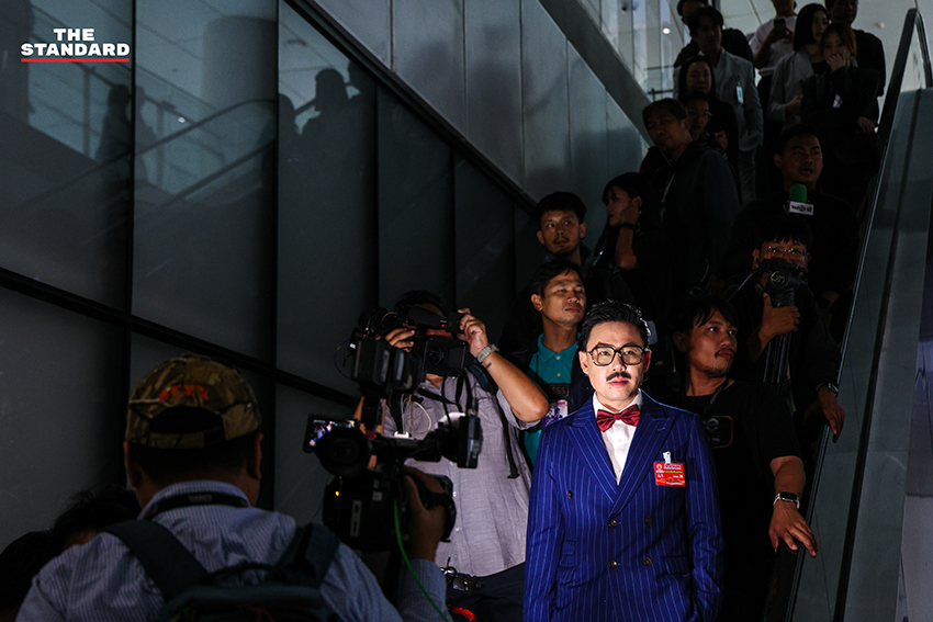 ษิทรา เบี้ยบังเกิด หรือ ‘ทนายตั้ม’ ในชุดนักสืบ เดินทางมายังอาคารรัฐสภา 5