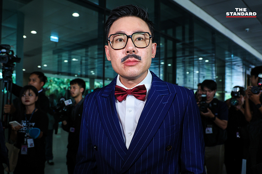 ษิทรา เบี้ยบังเกิด หรือ ‘ทนายตั้ม’ ในชุดนักสืบ เดินทางมายังอาคารรัฐสภา 6