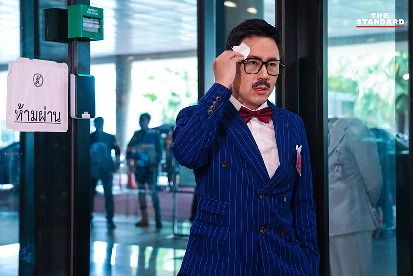 ษิทรา เบี้ยบังเกิด หรือ ‘ทนายตั้ม’ ในชุดนักสืบ เดินทางมายังอาคารรัฐสภา 7