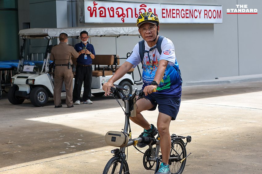 สมชัย ศรีสุทธิยากร อดีต กกต. ขณะให้สัมภาษณ์สื่อมวลชนที่โรงพยาบาลตำรวจ 1