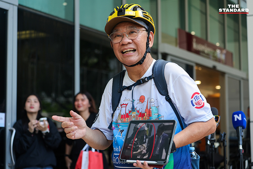 สมชัย ศรีสุทธิยากร อดีต กกต. ขณะให้สัมภาษณ์สื่อมวลชนที่โรงพยาบาลตำรวจ 2