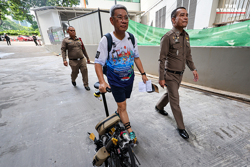 สมชัย ศรีสุทธิยากร อดีต กกต. ขณะให้สัมภาษณ์สื่อมวลชนที่โรงพยาบาลตำรวจ 3