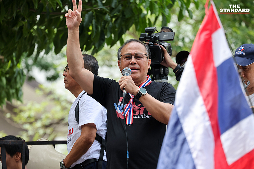 สนธิ ลิ้มทองกุล อ่านแถลงการณ์ต่อหน้ามวลชนที่สถานทูตอิสราเอล 12