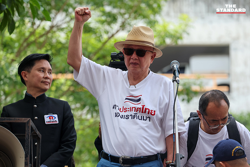สนธิ ลิ้มทองกุล อ่านแถลงการณ์ต่อหน้ามวลชนที่สถานทูตอิสราเอล 13