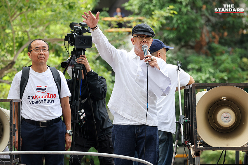 สนธิ ลิ้มทองกุล อ่านแถลงการณ์ต่อหน้ามวลชนที่สถานทูตอิสราเอล 14