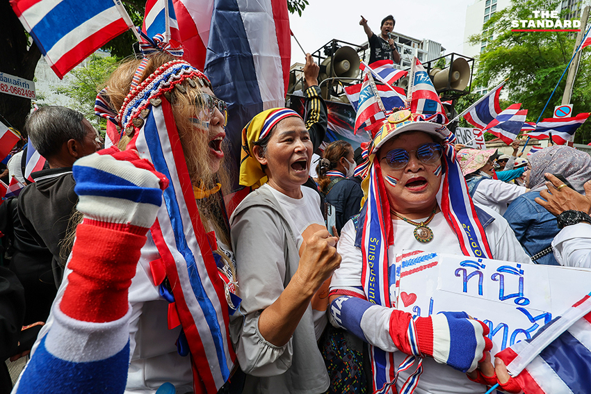 สนธิ ลิ้มทองกุล อ่านแถลงการณ์ต่อหน้ามวลชนที่สถานทูตอิสราเอล 16
