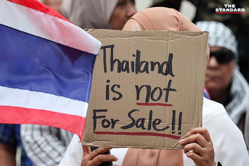 สนธิ ลิ้มทองกุล อ่านแถลงการณ์ต่อหน้ามวลชนที่สถานทูตอิสราเอล 17