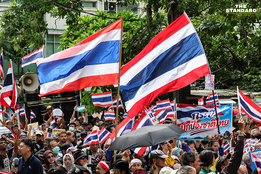 สนธิ ลิ้มทองกุล อ่านแถลงการณ์ต่อหน้ามวลชนที่สถานทูตอิสราเอล 18