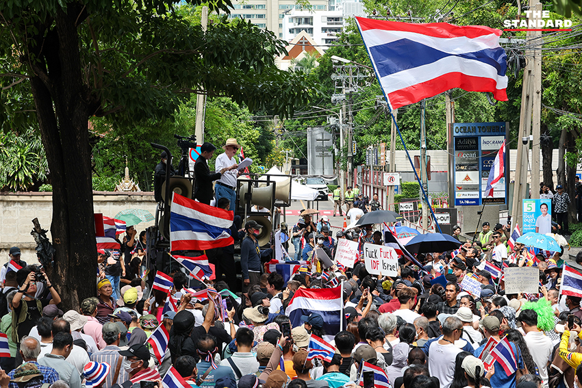 สนธิ ลิ้มทองกุล อ่านแถลงการณ์ต่อหน้ามวลชนที่สถานทูตอิสราเอล 7