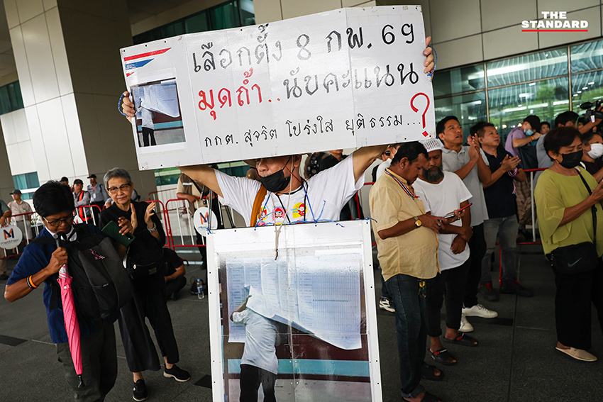 สนธิ ลิ้มทองกุล และแกนนำ คปท. ยื่นหนังสือต่อ กกต. 9