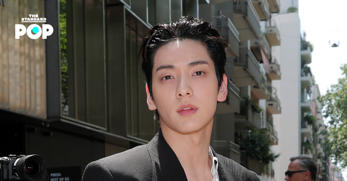 Soobin วง TXT ในชุดของ Dolce & Gabbana ขณะเข้าร่วมงานแฟชั่นโชว์ที่อิตาลี