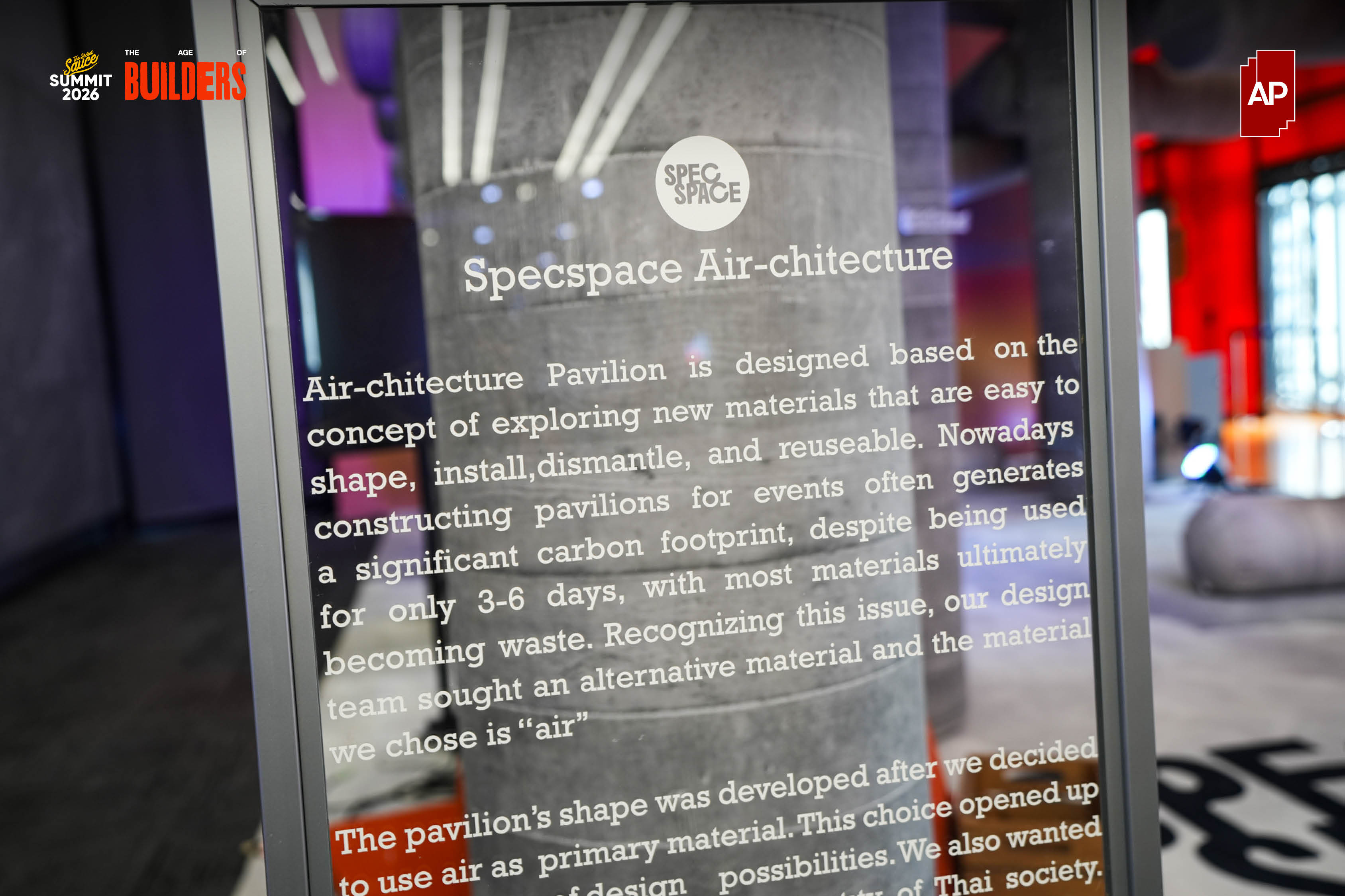 ภาพมุมกว้างของ SPECSPACE AIR-CHITECTURE PAVILION ขนาดใหญ่ใจกลางงาน The Secret Sauce Summit 2026 แสดงโครงสร้างโปร่งแสงและผู้คนภายใน 4