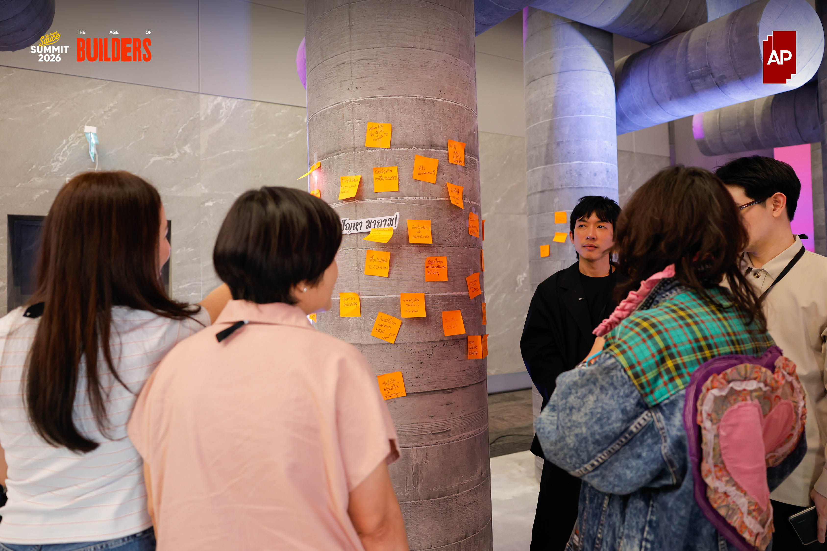ภาพมุมกว้างของ SPECSPACE AIR-CHITECTURE PAVILION ขนาดใหญ่ใจกลางงาน The Secret Sauce Summit 2026 แสดงโครงสร้างโปร่งแสงและผู้คนภายใน 6