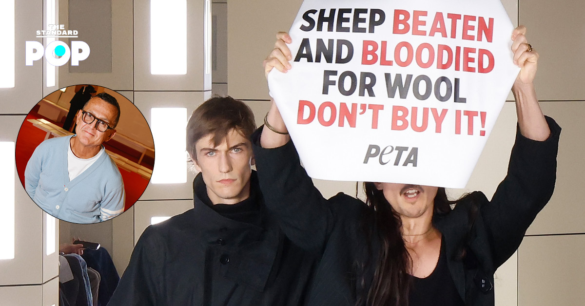 ภาพ Steven Kolb ซีอีโอ CFDA เข้าขัดขวางผู้ประท้วง PETA บนรันเวย์แฟชั่นโชว์ COS