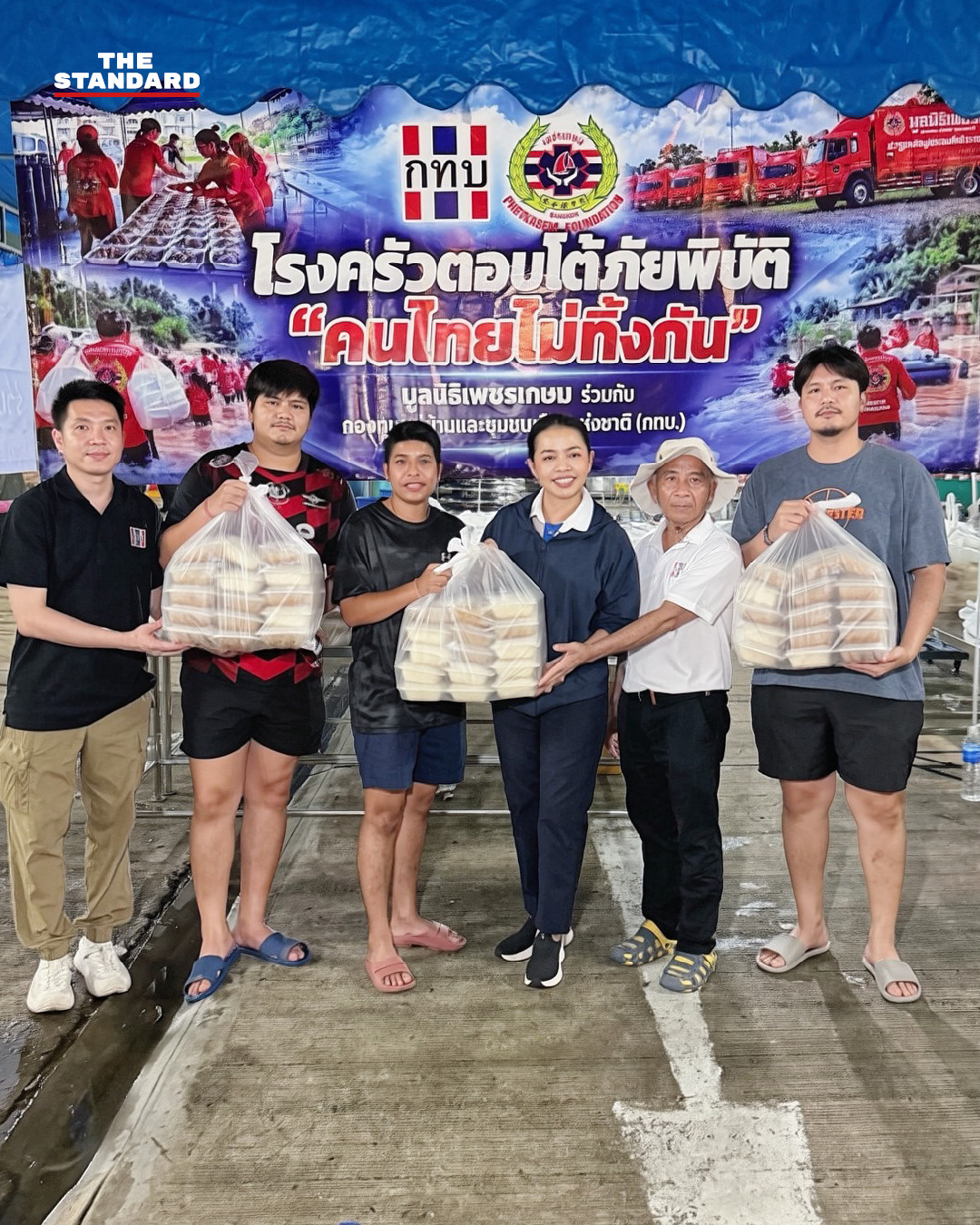สุขสมรวย วันทนียกุล รัฐมนตรีประจำสำนักนายกรัฐมนตรี ตรวจเยี่ยมโรงครัวและข้าวกล่องสำหรับผู้ประสบภัยน้ำท่วม 1