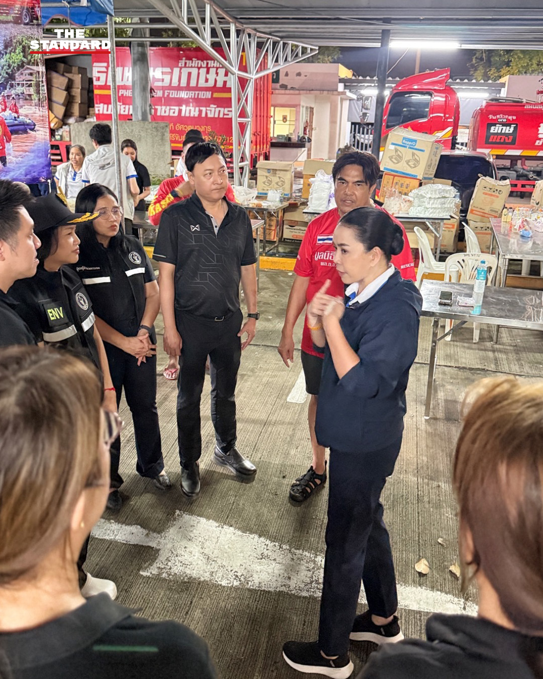 สุขสมรวย วันทนียกุล รัฐมนตรีประจำสำนักนายกรัฐมนตรี ตรวจเยี่ยมโรงครัวและข้าวกล่องสำหรับผู้ประสบภัยน้ำท่วม 3