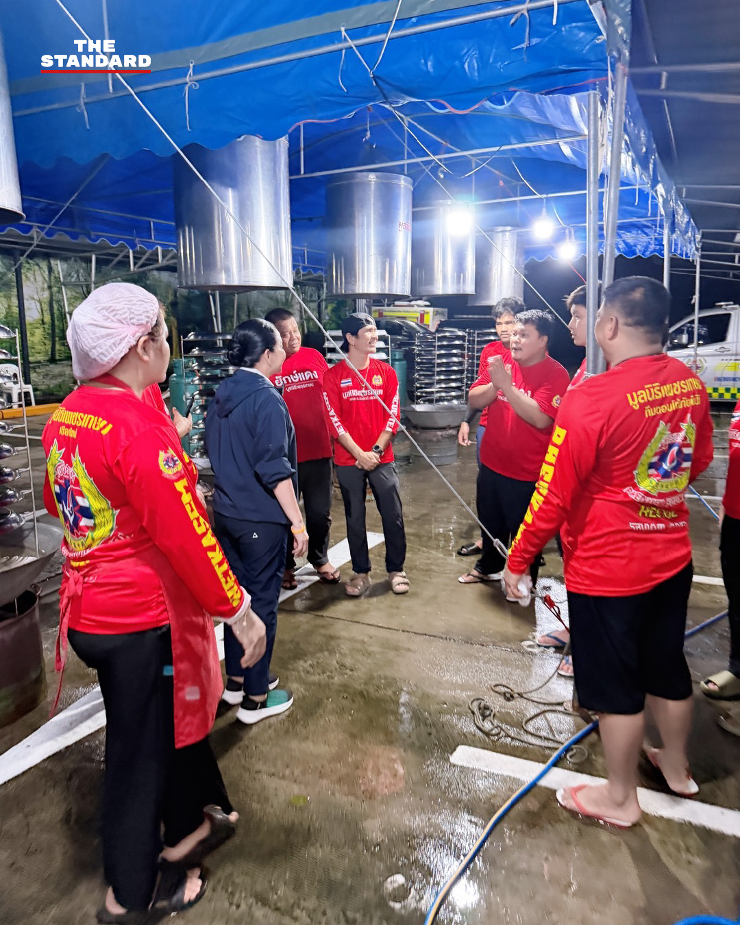 สุขสมรวย วันทนียกุล รัฐมนตรีประจำสำนักนายกรัฐมนตรี ตรวจเยี่ยมโรงครัวและข้าวกล่องสำหรับผู้ประสบภัยน้ำท่วม 4