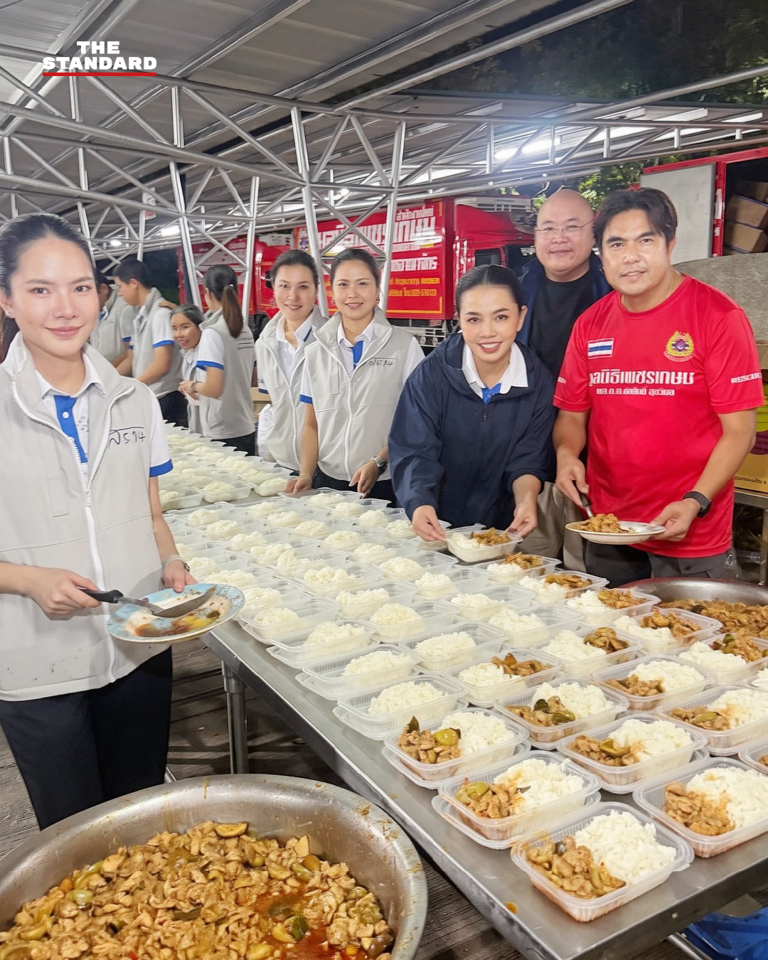 สุขสมรวย วันทนียกุล รัฐมนตรีประจำสำนักนายกรัฐมนตรี ตรวจเยี่ยมโรงครัวและข้าวกล่องสำหรับผู้ประสบภัยน้ำท่วม 5