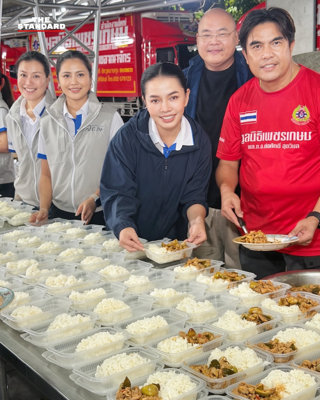 สุขสมรวย วันทนียกุล รัฐมนตรีประจำสำนักนายกรัฐมนตรี ตรวจเยี่ยมโรงครัวและข้าวกล่องสำหรับผู้ประสบภัยน้ำท่วม 6