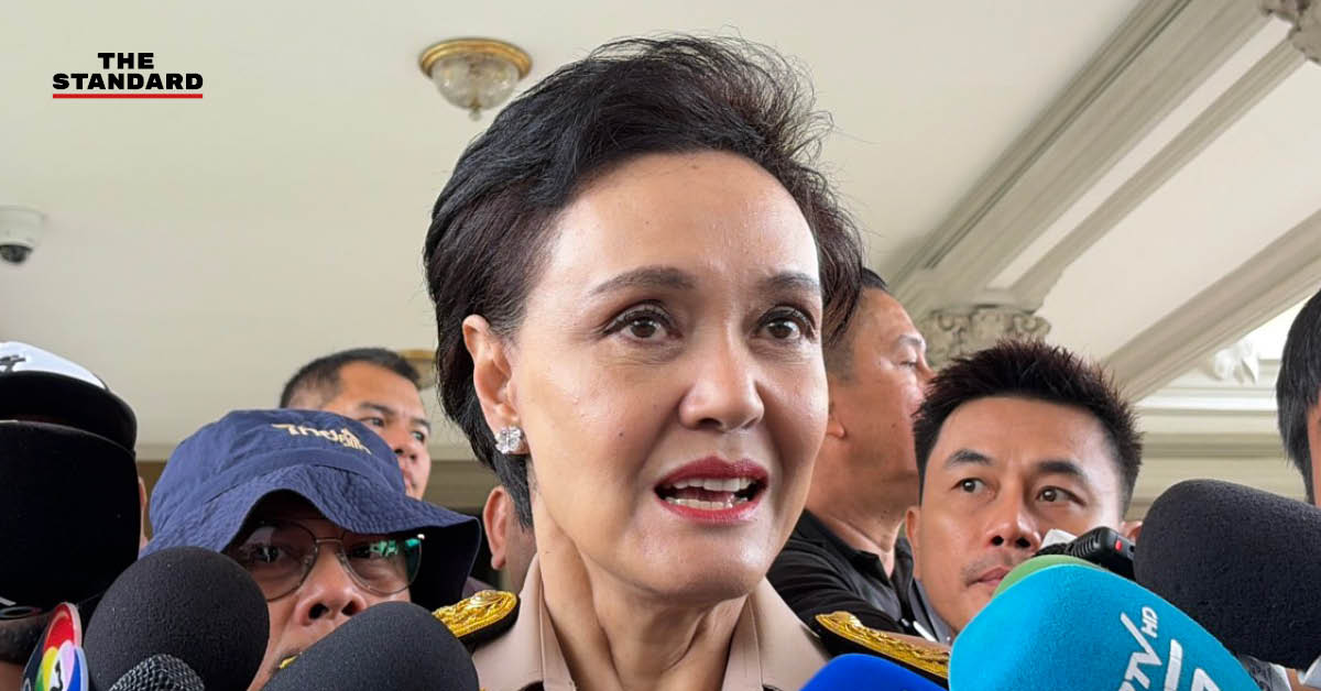 ภาพ ศุภจี สุธรรมพันธุ์ รองนายกรัฐมนตรีและรัฐมนตรีว่าการกระทรวงพาณิชย์ แถลงข่าวการควบคุมราคาสินค้าช่วงน้ำท่วม