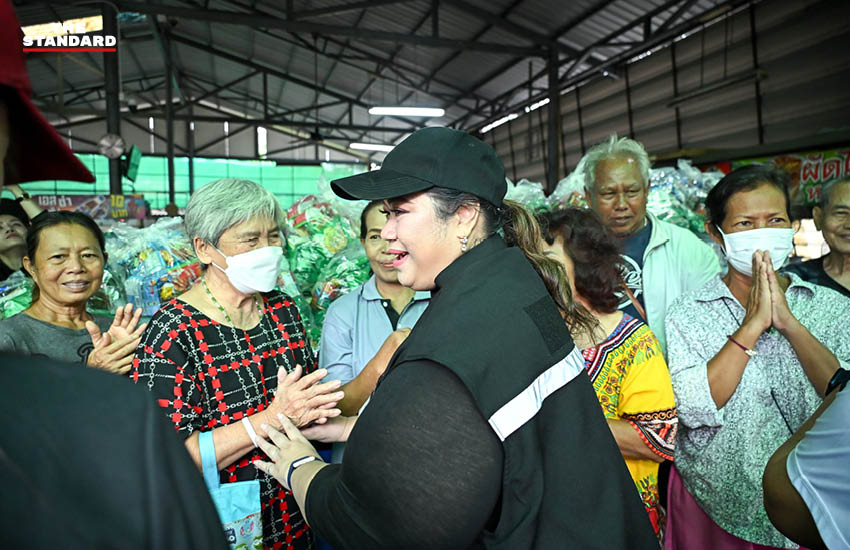 ศุภมาส อิศรภักดี รัฐมนตรีประจำสำนักนายกรัฐมนตรี ลงพื้นที่ติดตามสถานการณ์น้ำท่วมและมอบสิ่งของยังชีพให้ประชาชนที่จังหวัดนนทบุรี 7