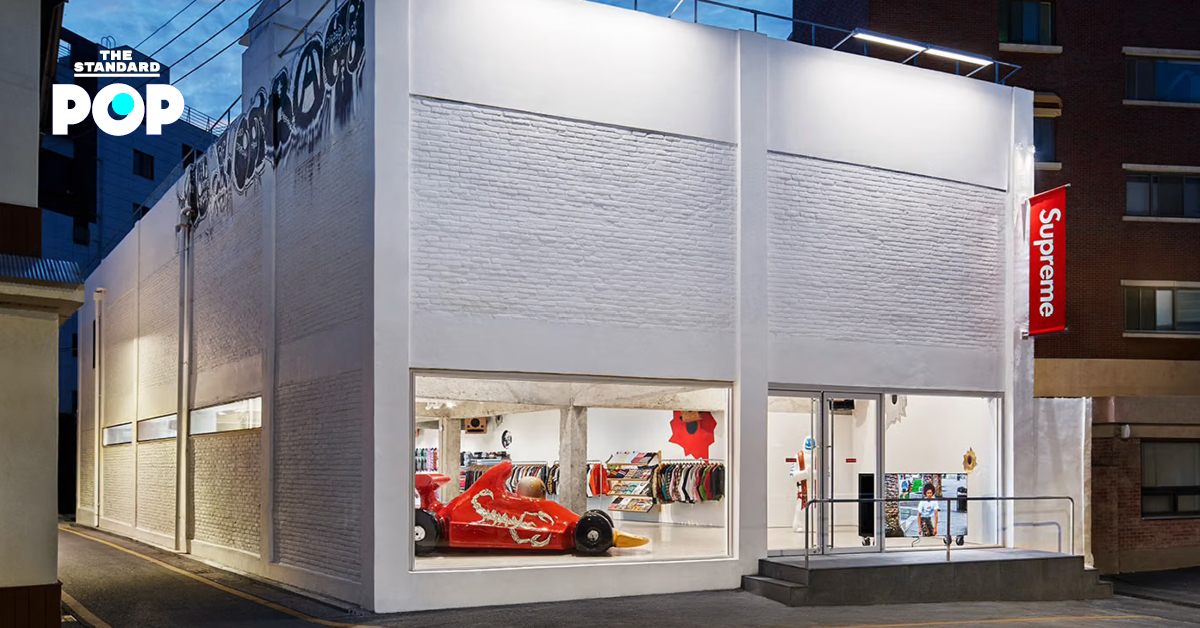 ภาพอาคารร้าน Supreme สาขาใหม่ในย่านซองซู กรุงโซล ที่มีลักษณะคล้ายโกดังสีขาว