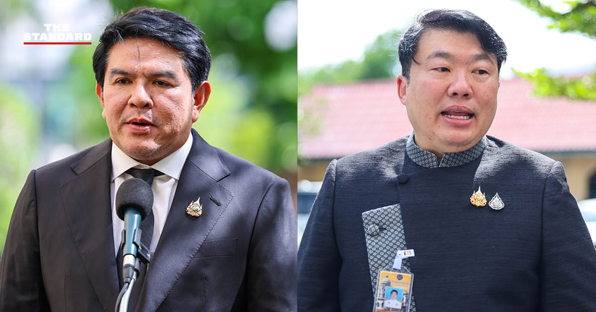 ภาพเจ้าหน้าที่ทหารกำลังช่วยลำเลียงสัมภาระผู้โดยสารที่ตกค้าง ณ ท่าอากาศยานสุวรรณภูมิ