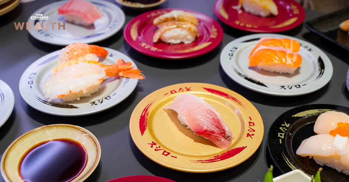 ภาพจานซูชิหลากหลายเมนูบนสายพานลำเลียงของร้าน Sushiro