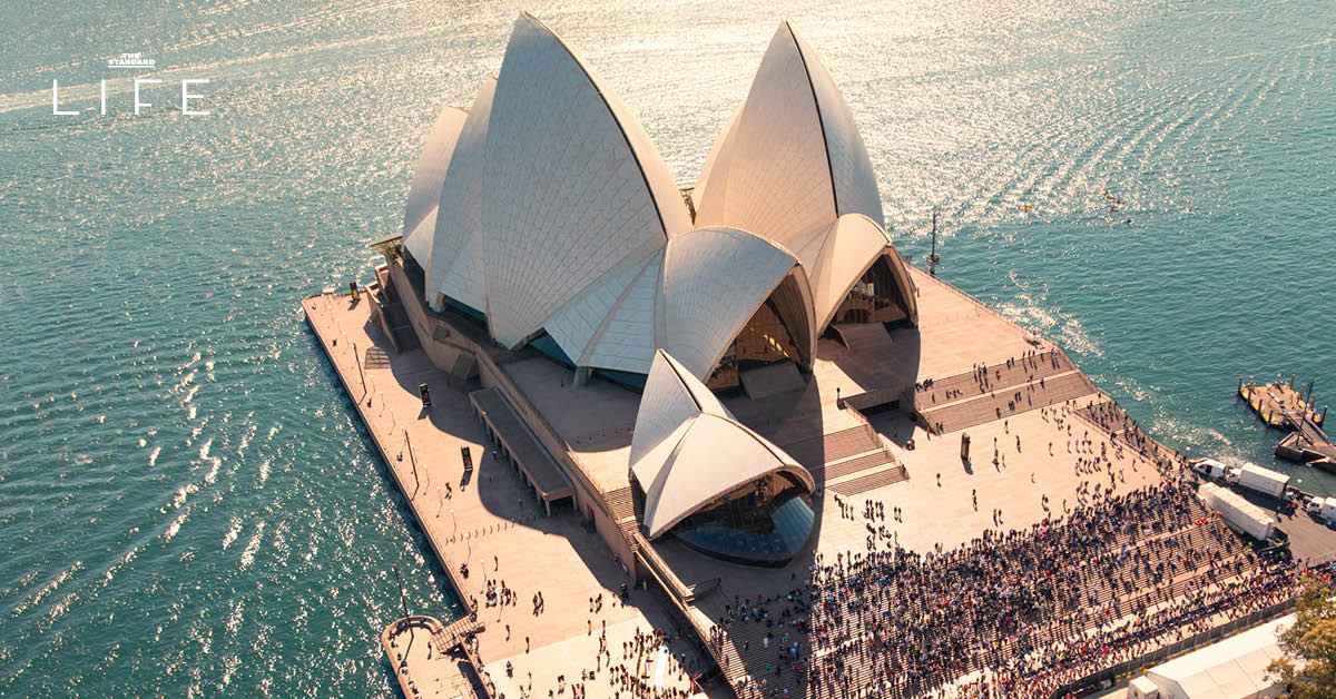 นักวิ่งมาราธอนกำลังวิ่งเข้าสู่เส้นชัยที่ Sydney Opera House