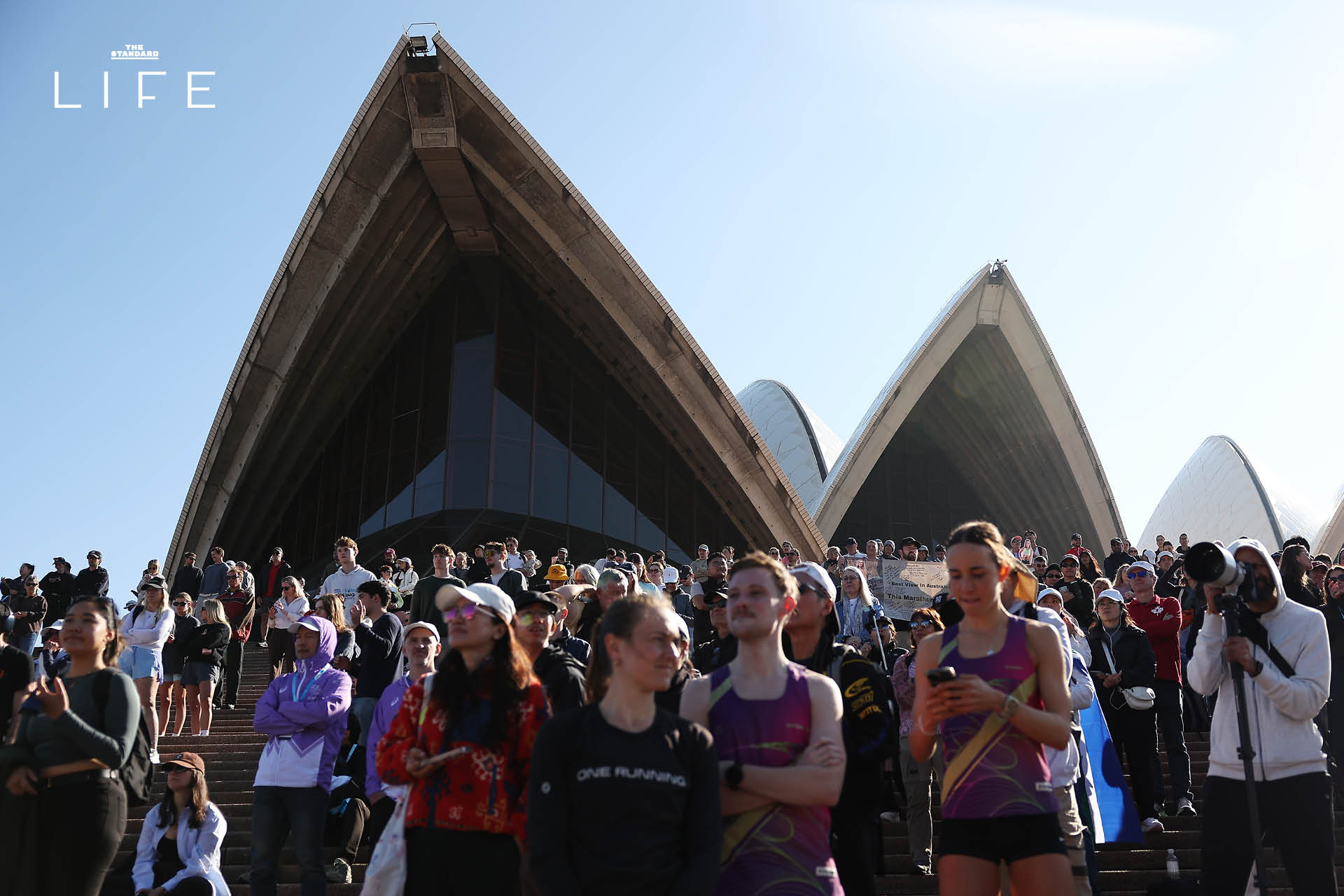 นักวิ่งมาราธอนกำลังวิ่งเข้าสู่เส้นชัยที่ Sydney Opera House 11