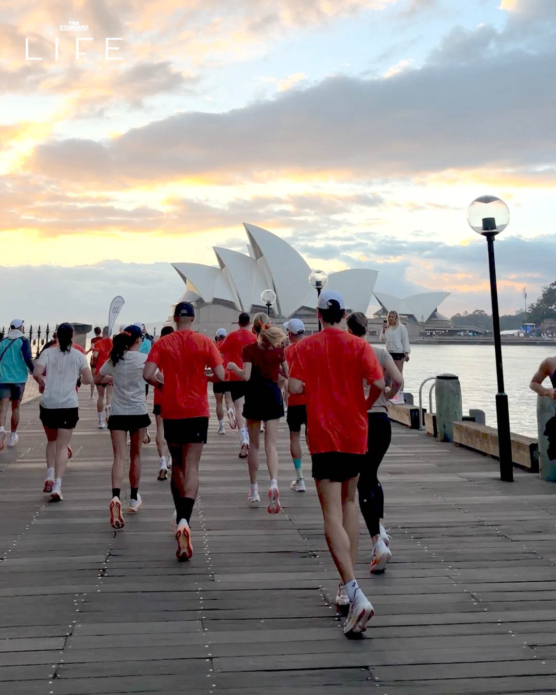 นักวิ่งมาราธอนกำลังวิ่งเข้าสู่เส้นชัยที่ Sydney Opera House 7