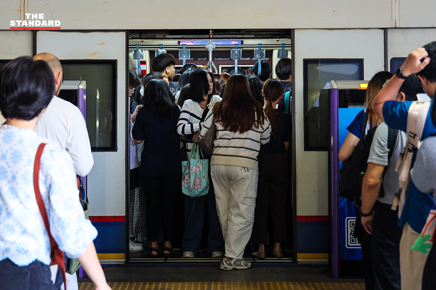 บรรยากาศการเดินทางของผู้โดยสารที่สถานีรถไฟฟ้าเตาปูน 1