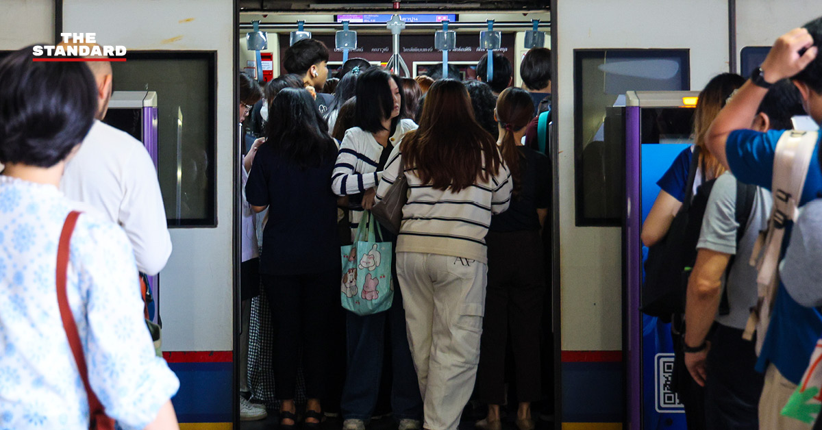 บรรยากาศการเดินทางของผู้โดยสารที่สถานีรถไฟฟ้าเตาปูน