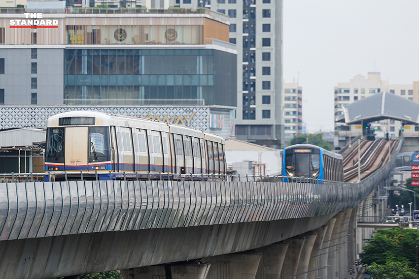 บรรยากาศการเดินทางของผู้โดยสารที่สถานีรถไฟฟ้าเตาปูน 10