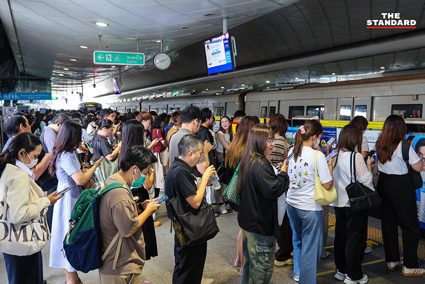 บรรยากาศการเดินทางของผู้โดยสารที่สถานีรถไฟฟ้าเตาปูน 2