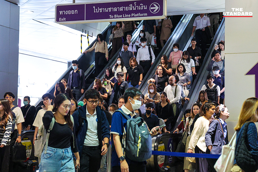 บรรยากาศการเดินทางของผู้โดยสารที่สถานีรถไฟฟ้าเตาปูน 4