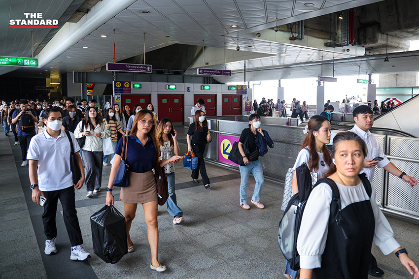 บรรยากาศการเดินทางของผู้โดยสารที่สถานีรถไฟฟ้าเตาปูน 5