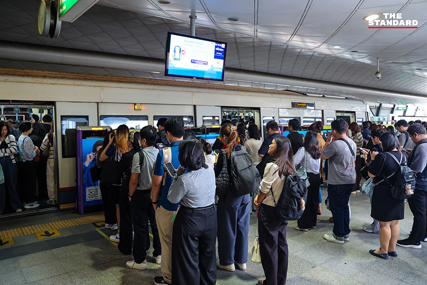 บรรยากาศการเดินทางของผู้โดยสารที่สถานีรถไฟฟ้าเตาปูน 6
