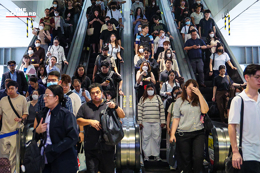 บรรยากาศการเดินทางของผู้โดยสารที่สถานีรถไฟฟ้าเตาปูน 7