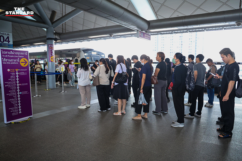 บรรยากาศการเดินทางของผู้โดยสารที่สถานีรถไฟฟ้าเตาปูน 8