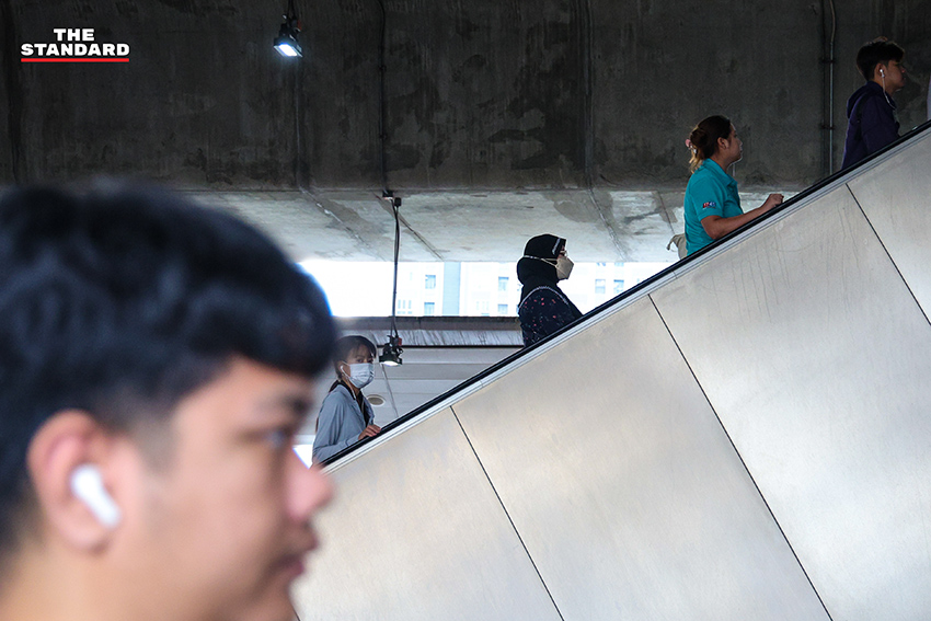 บรรยากาศการเดินทางของผู้โดยสารที่สถานีรถไฟฟ้าเตาปูน 9