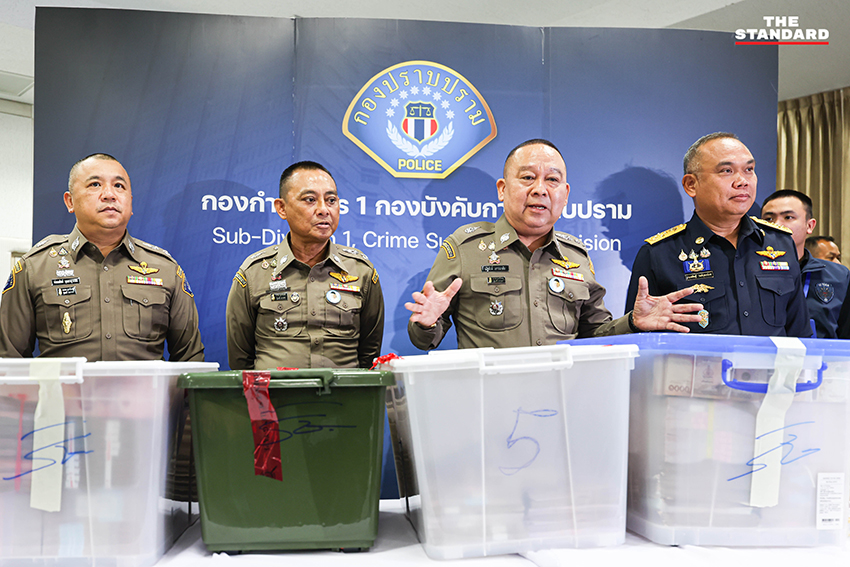 เจ้าหน้าที่ตำรวจแถลงข่าวผลการจับกุมอดีตเจ้าอาวาสและสีกา พร้อมของกลางทรัพย์สินที่ยึดได้ 1