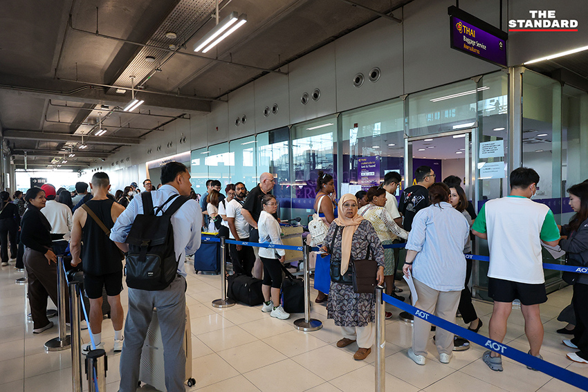 ภาพกระเป๋าเดินทางจำนวนมากตกค้างบริเวณสายพานลำเลียงที่ท่าอากาศยานสุวรรณภูมิ 10