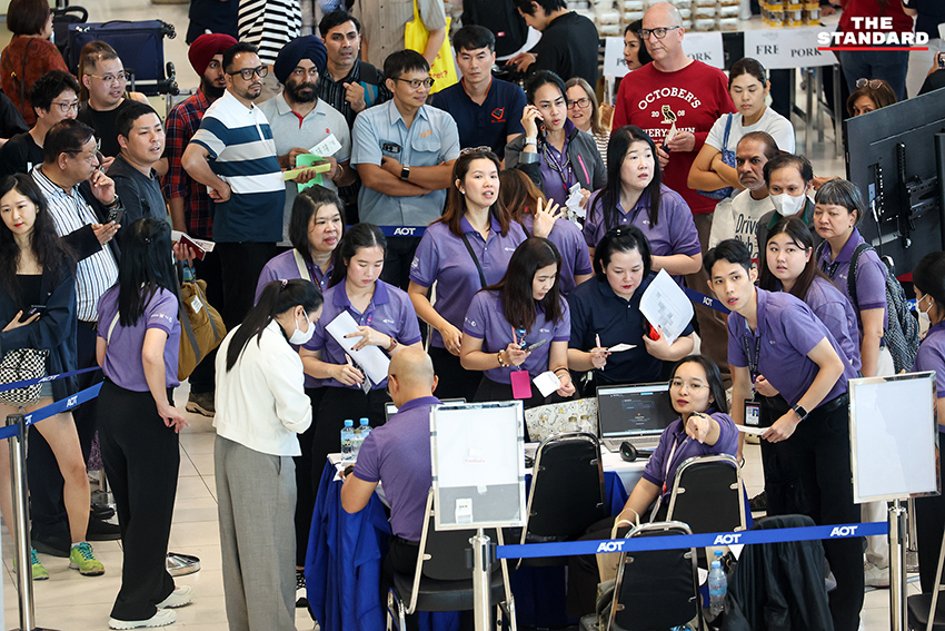 ภาพกระเป๋าเดินทางจำนวนมากตกค้างบริเวณสายพานลำเลียงที่ท่าอากาศยานสุวรรณภูมิ 7