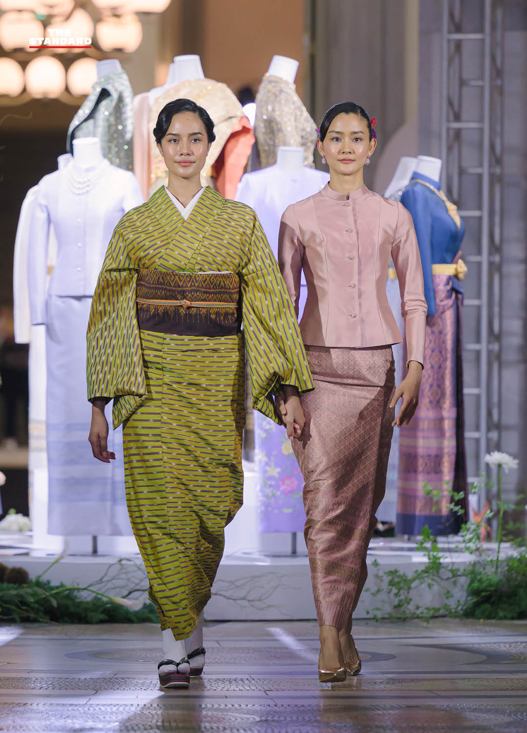 สมเด็จพระเจ้าลูกเธอ เจ้าฟ้าสิริวัณณวรี นารีรัตนราชกัญญา ทรงฉายพระรูปกับชุดไทยที่จัดแสดงในญี่ปุ่น 18