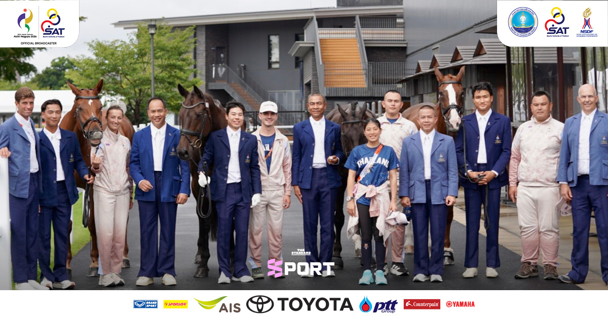 นักกีฬาขี่ม้าอีเวนติ้งทีมชาติไทยในชุด Trot-up Outfit ที่ออกแบบโดย SIRIVANNAVARI ระหว่างการตรวจสภาพม้า