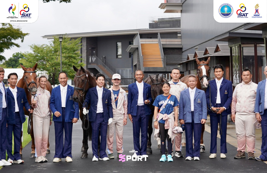 นักกีฬาขี่ม้าอีเวนติ้งทีมชาติไทยในชุด Trot-up Outfit ที่ออกแบบโดย SIRIVANNAVARI ระหว่างการตรวจสภาพม้า 1
