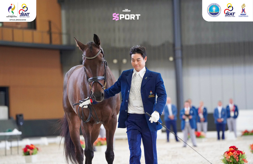 นักกีฬาขี่ม้าอีเวนติ้งทีมชาติไทยในชุด Trot-up Outfit ที่ออกแบบโดย SIRIVANNAVARI ระหว่างการตรวจสภาพม้า 2