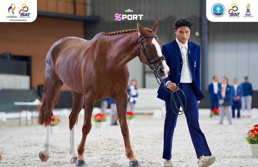 นักกีฬาขี่ม้าอีเวนติ้งทีมชาติไทยในชุด Trot-up Outfit ที่ออกแบบโดย SIRIVANNAVARI ระหว่างการตรวจสภาพม้า 3